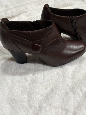 Clarks Bendables Brown Leather Ankle Booties Side Zip Comfort Heels Women’s 7W